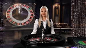bkk834 Live Casino ဒိုင်မှ Baccarat ကတ်ဖြန့်နေသောမြင်ကွင်း